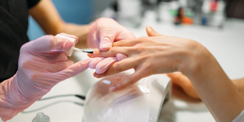 Maniküre und Pediküre